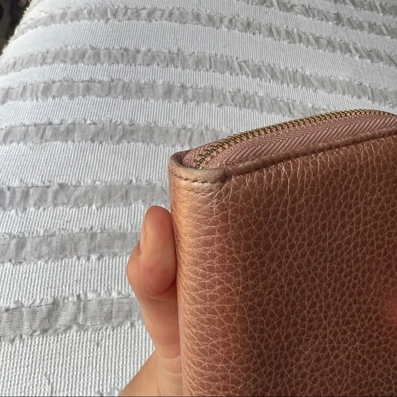 Authentic Gucci- Metallic Pebbled Calfskin SoHo Zip Around Leather Wallet - Picture 6 of 8